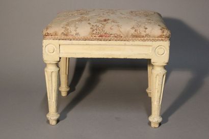 Stool of foot in wood rechampi.
Pose on four...