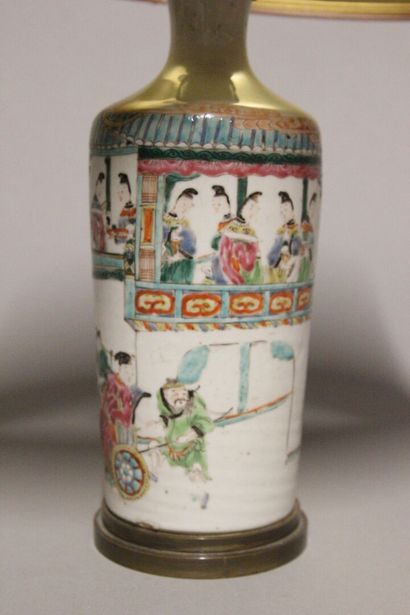 CHINE.
Vase bouteille en porcelaine polychrome.
Décor...