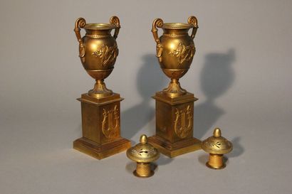 Paire de cassolettes en bronze patiné formant...