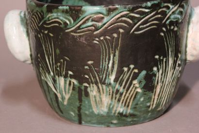 Cover-pot with two handles in glazed ceramic.
Incised...
