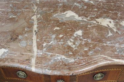 Commode sauteuse galbée toutes faces en placage...