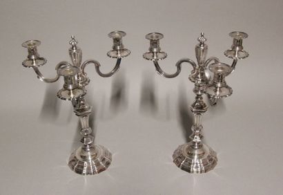 Paire de chandeliers en bronze argenté à...