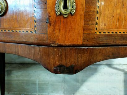 Commode sauteuse galbée toutes faces en placage...
