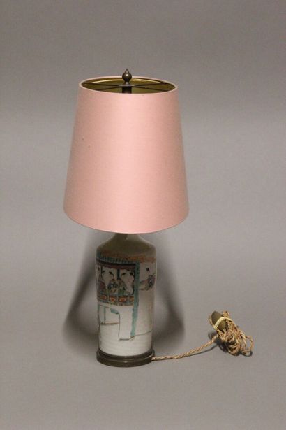 CHINE.
Vase bouteille en porcelaine polychrome.
Décor...