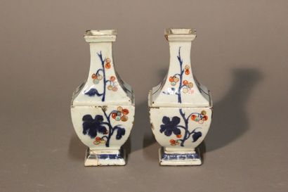 CHINE. 
Paire de vases de forme carrée en...