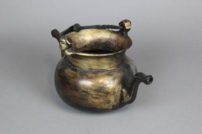 Puisette en bronze patiné.
Comporte deux...