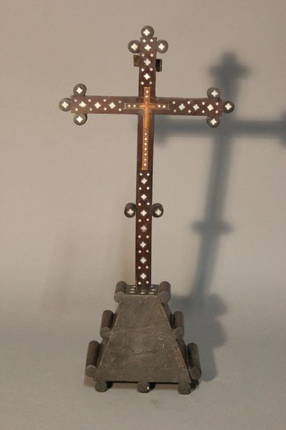 Importante croix en bois naturel à décor...