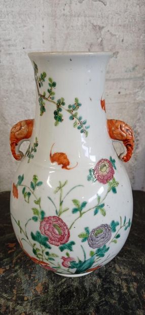 CHINE.
Vase en porcelaine polychrome.
Décor...