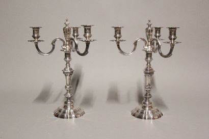 Paire de chandeliers en bronze argenté à...