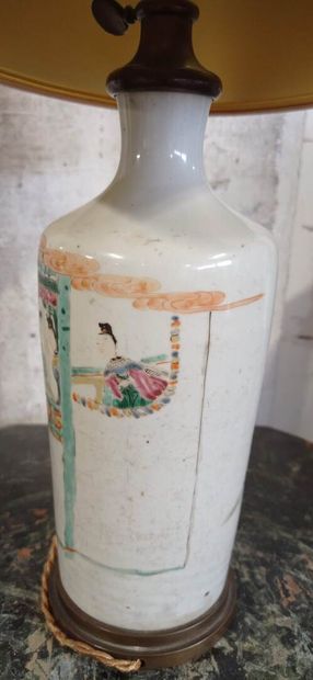 CHINE.
Vase bouteille en porcelaine polychrome.
Décor...