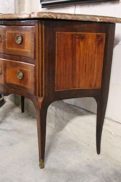 Commode sauteuse galbée toutes faces en placage...