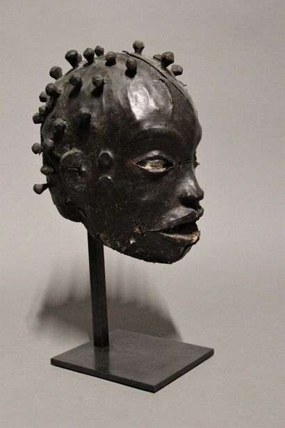 EKOI, Nigeria.
Masque en bois recouvert de...