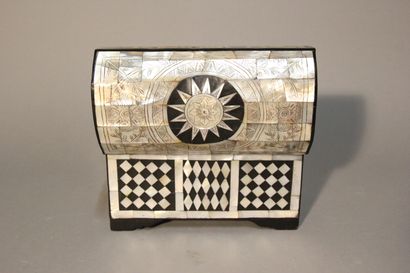 Coffret à couvercle galbé.
Décor toutes faces...
