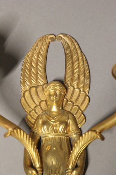Paire d'appliques en bronze doré et ciselé...
