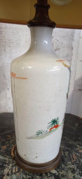 CHINE.
Vase bouteille en porcelaine polychrome.
Décor...