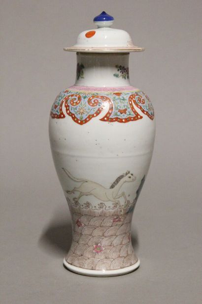 CHINE.
Pot couvert en porcelaine polychrome.
Décor...