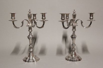 Paire de chandeliers en bronze argenté à...