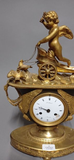 Pendule dite à l'Amour en bronze à deux patines...
