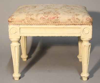 Stool of foot in wood rechampi.
Pose on four...