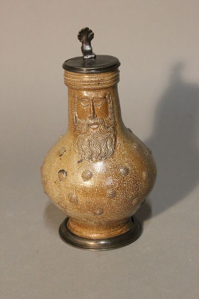FRECHEN.
Pichet en grès émaillé. 
Décor d'une...