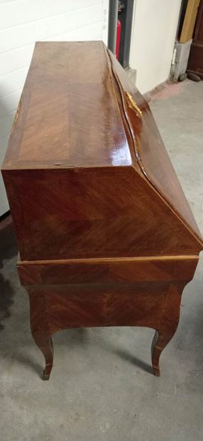 Sloping desk with two sides in amaranth veneer...