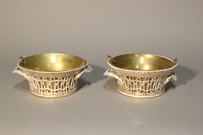 Paire de coupes en porcelaine blanche et...