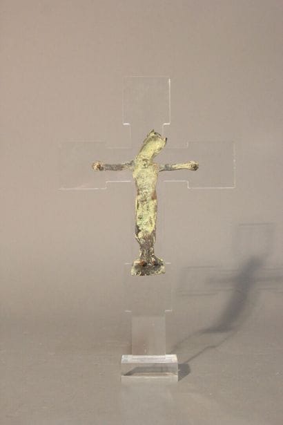 Christ en croix en métal patiné.
Style Médiéval.
14...