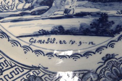 DELFT.
Plat en faïence bleue et blanche.
Décor...