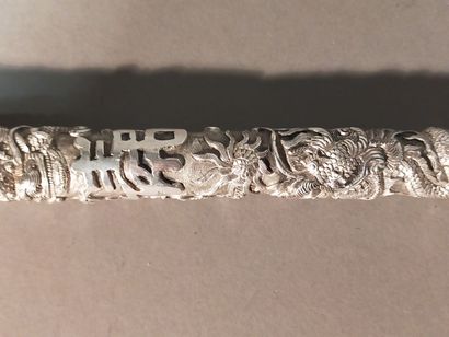 CHINE.
Manche d'ombrelle en argent.
Décor...
