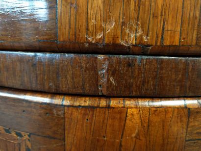 Commode sauteuse galbée toutes faces en placage...