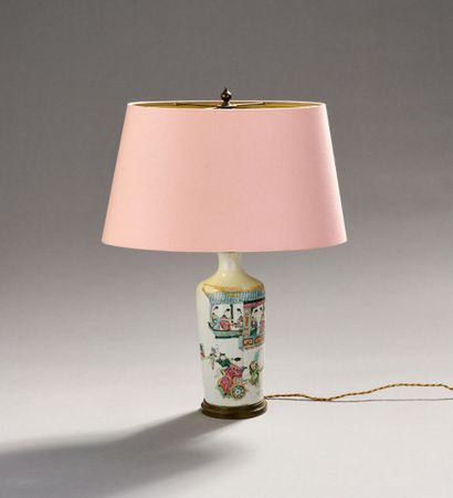 CHINE.
Vase bouteille en porcelaine polychrome.
Décor...