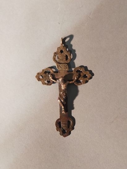 Croix en pendentif en bronze patiné.
Décor...