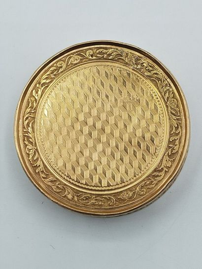 Circular yellow gold box of the XIXth century.
Decorated...