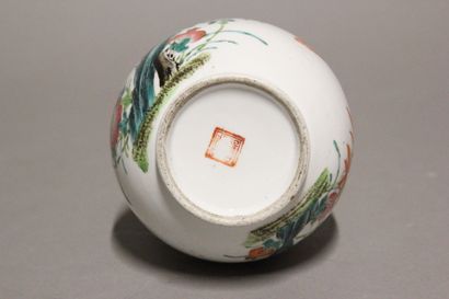 CHINE.
Vase en porcelaine polychrome.
Décor...