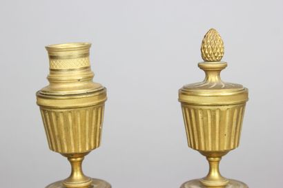 Paire de cassolettes en bronze doré et ciselé...