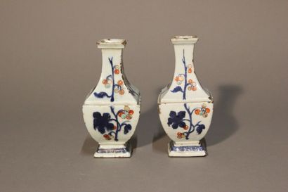 CHINE. 
Paire de vases de forme carrée en...