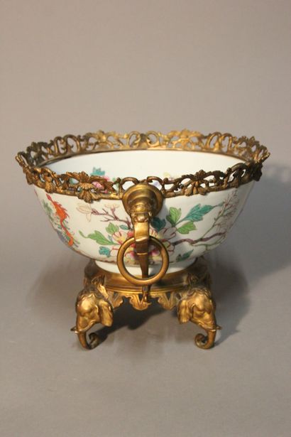 CHINE
Importante coupe montée en porcelaine...