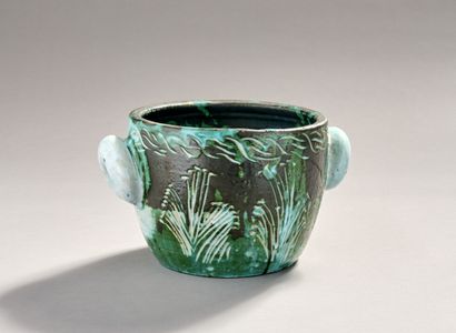 Cover-pot with two handles in glazed ceramic.
Incised...