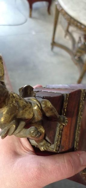 Cartel d'alcôve et sa console de forme violonée...