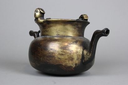 Puisette en bronze patiné.
Comporte deux...