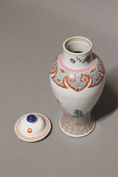 CHINE.
Pot couvert en porcelaine polychrome.
Décor...