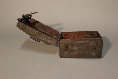 Coffret dit de messager en métal patiné à...