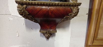 Cartel d'alcôve et sa console de forme violonée...
