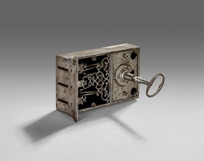Serrure et sa clé en fer forgé à trois pennes.
La...