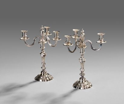 Paire de chandeliers en bronze argenté à...