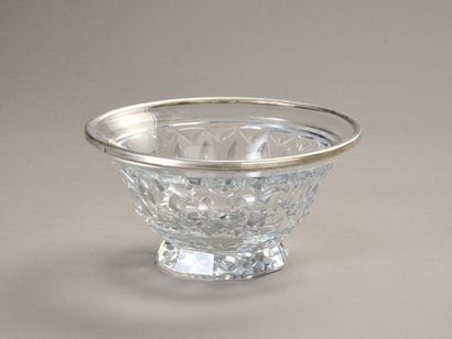 Coupe en cristal taillé.
Décor de motifs...