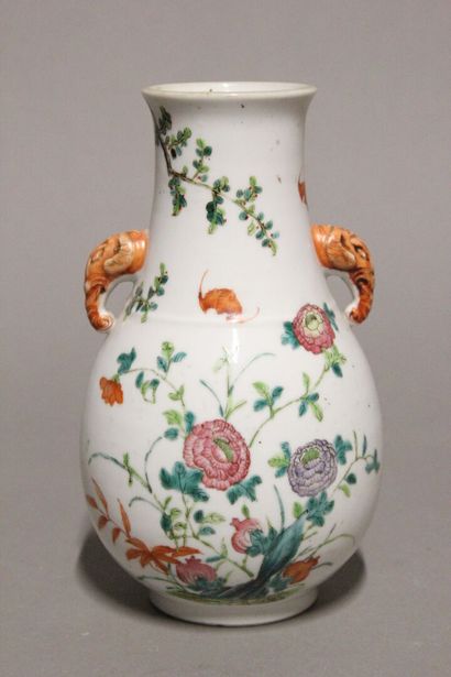 CHINE.
Vase en porcelaine polychrome.
Décor...