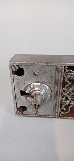 Serrure et sa clé en fer forgé à trois pennes.
La...