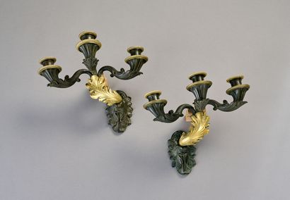 Paire d'appliques en bronze à trois bras...