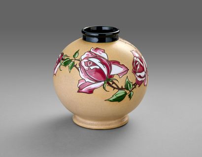 MONTIERES-Amiens.
Vase boule en céramique...